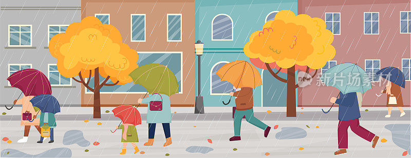 秋天城里多雨的天气。打着伞的人在雨中行走。秋天在镇上。人们在雨中走在有建筑物的城市街道上。人用雨伞。