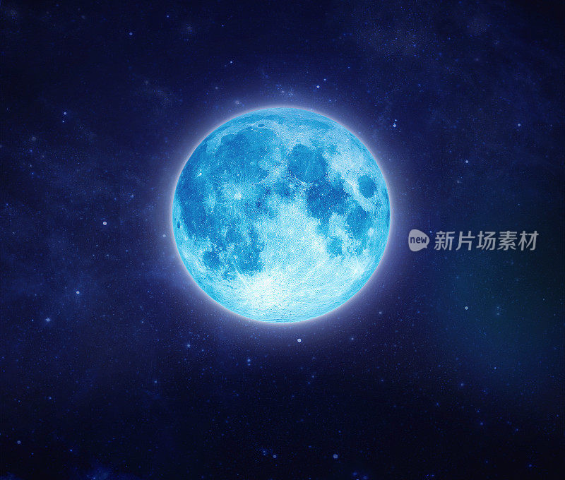 美丽的蓝色月亮在天空和星星在晚上。晚上在户外。满月的月光在夜间与复制空间背景的标题文字和图形设计。