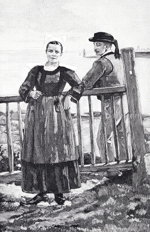 布列塔尼，一对年轻夫妇站在木栅栏旁