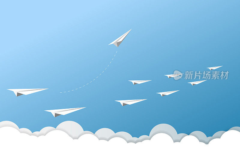 纸飞机作为一架飞机的领导者，在蓝天的背景下领导团队。