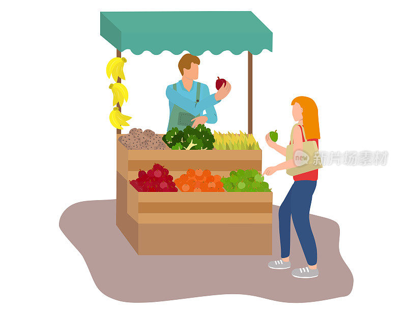 有一个卖家和一个买家的杂货摊。水果和蔬菜市场的摊位。夏季市场的摊位，女人买杂货