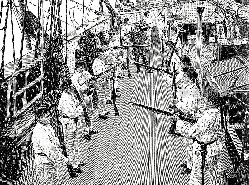 学校帆船:海军学员得到使用步枪的指导