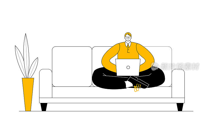 一个男人坐在沙发上，手里拿着一台笔记本电脑。