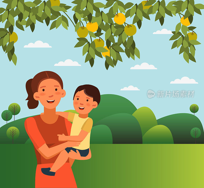 快乐，微笑的妈妈抱着她的宝贝儿子在她的怀里。幸福的家庭在花园里玩耍。可爱的男孩和年轻的女人。夏天的风景背景