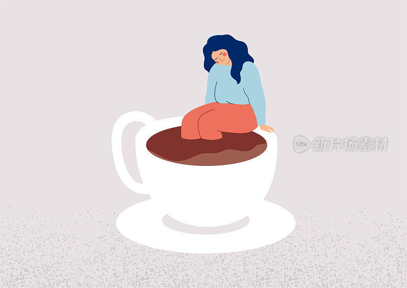 疲惫的女人坐在咖啡杯边上。悲伤的女孩是无能为力和冷漠的咖啡因成瘾。