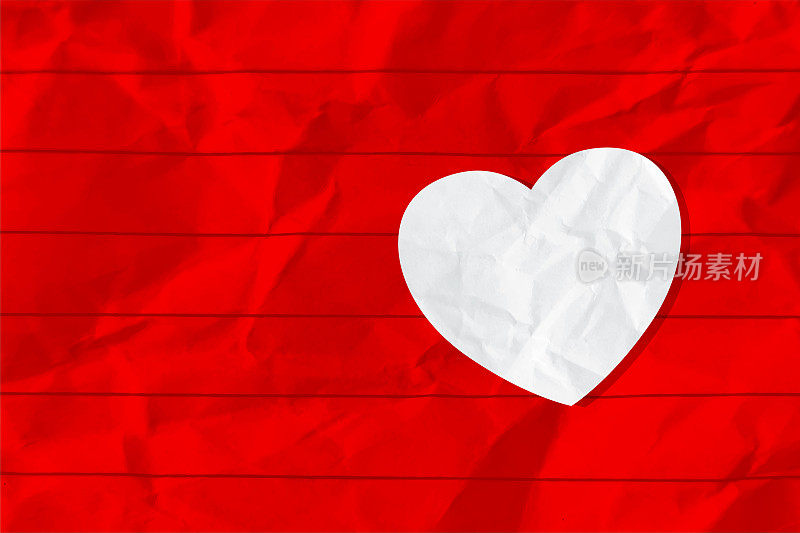 一个大的充满活力的纯红色心形在纯白色纹理皱巴巴的白线纸矢量情人节主题垂直背景与折叠和折痕