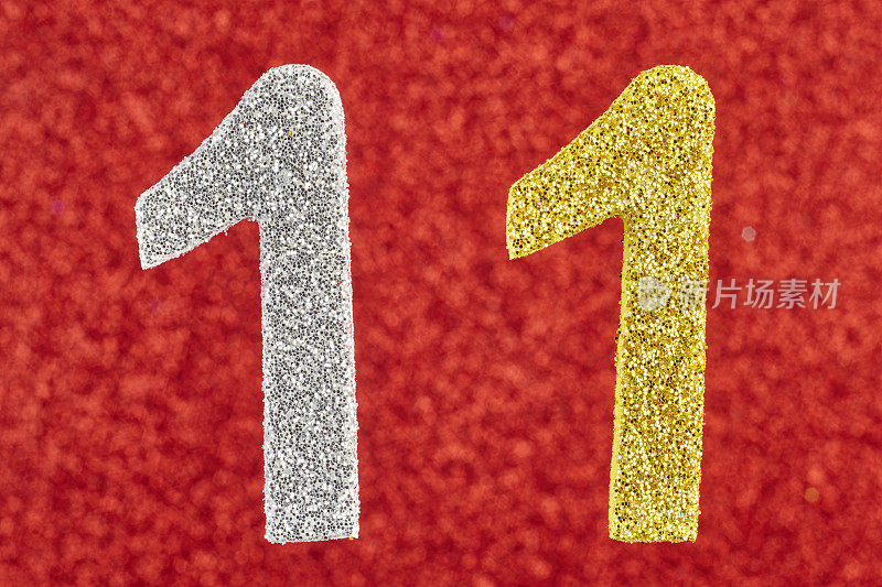 11号是红色背景上的银黄色。周年纪念日。