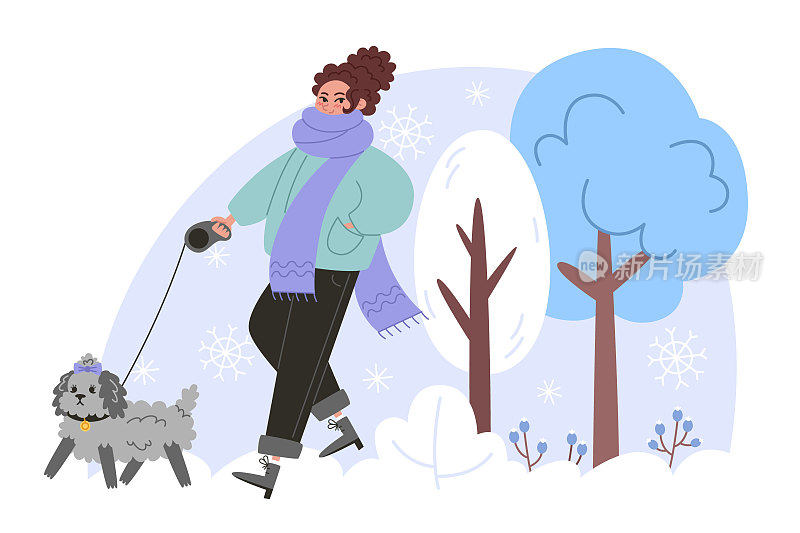 在冬天的森林里，年轻女子带着一只小卷毛狗散步