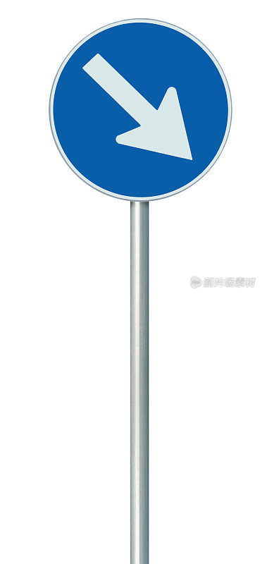 强制保持欧盟右侧欧盟道路标志，灰色杆柱，大型蓝色圆形隔离交通车道改道路边管制警示标志，白色箭头，垂直特写
