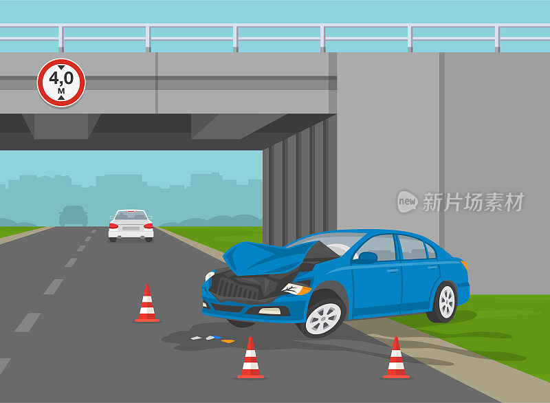 安全驾车。高速公路上发生交通事故。汽车与立交桥墙壁相撞。