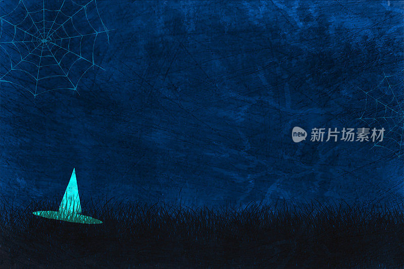 雾蒙蒙的恐怖午夜视图,空白幽灵深蓝色的天空与蜘蛛网或蜘蛛网与黑色的草在底部隐藏一个霓虹灯或荧光蓝色发光女巫帽子