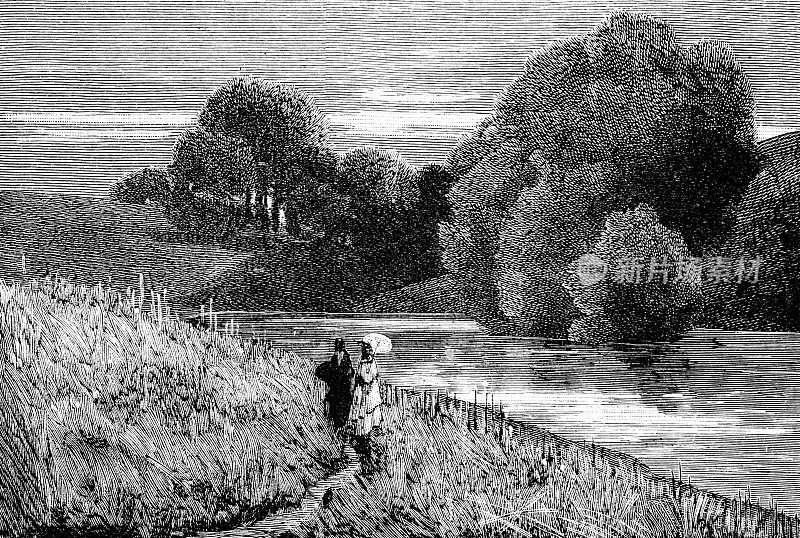 一对夫妇在英格兰牛津郡伍德斯托克的布莱尼姆宫湖边散步