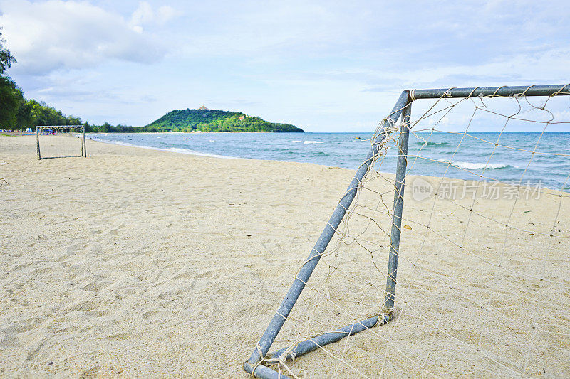 沙滩上的近距离球门足球。