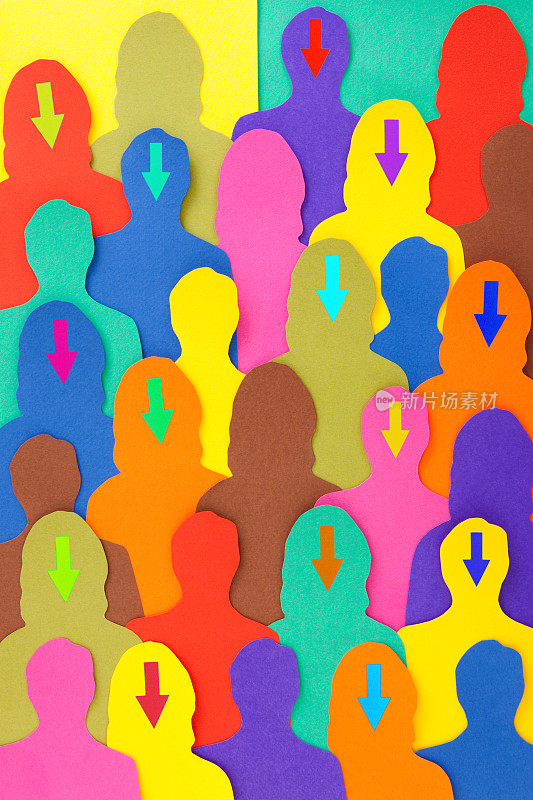 箭头的男人和女人指向下面