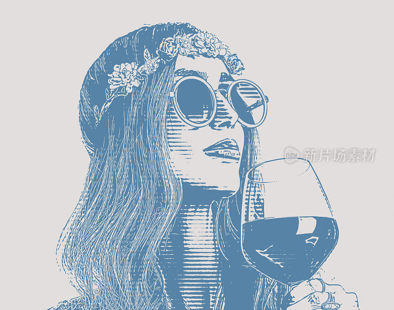 波西米亚嬉皮女人喝着红酒。