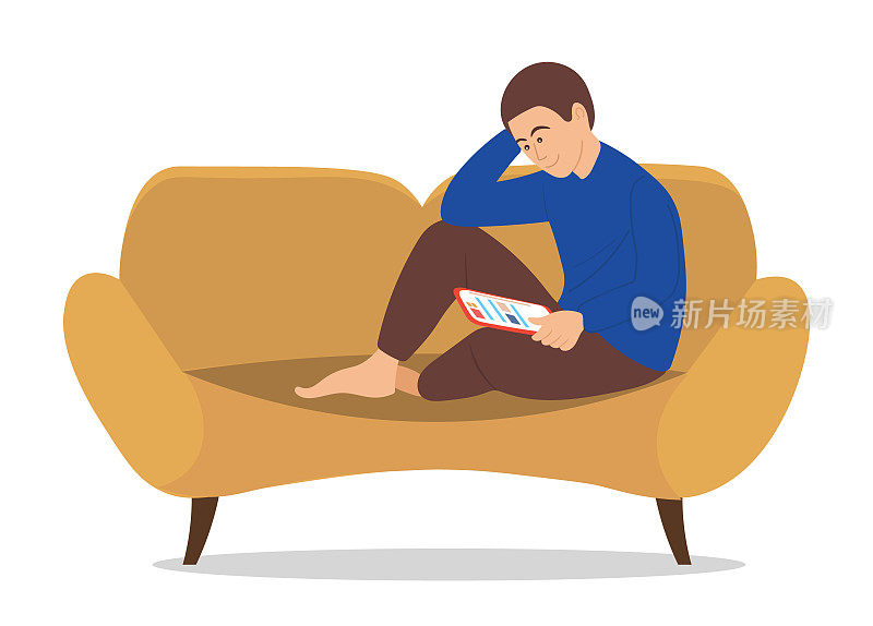 男人坐在家里的沙发上，通信和上网孤立在白色的背景上