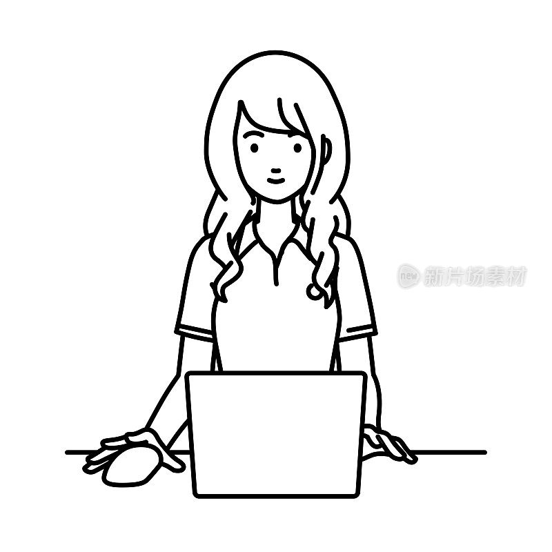 一个穿着polo衫的女人在她的办公桌前使用笔记本电脑