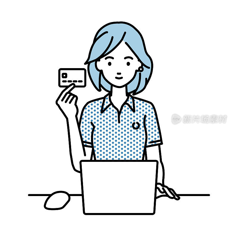 一位女士穿着polo衫，在她的办公桌前使用笔记本电脑，手里拿着一张信用卡