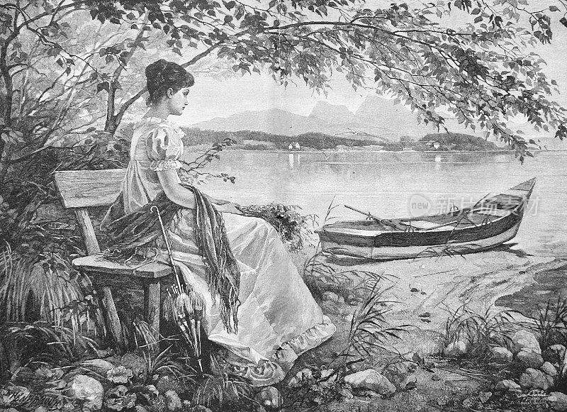 年轻女子坐在湖边的长凳上，望着一艘船，陷入了沉思
