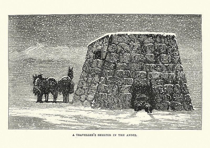 秘鲁安第斯山脉，旅游者的避难所，一名男子在暴风雪中避难的石头