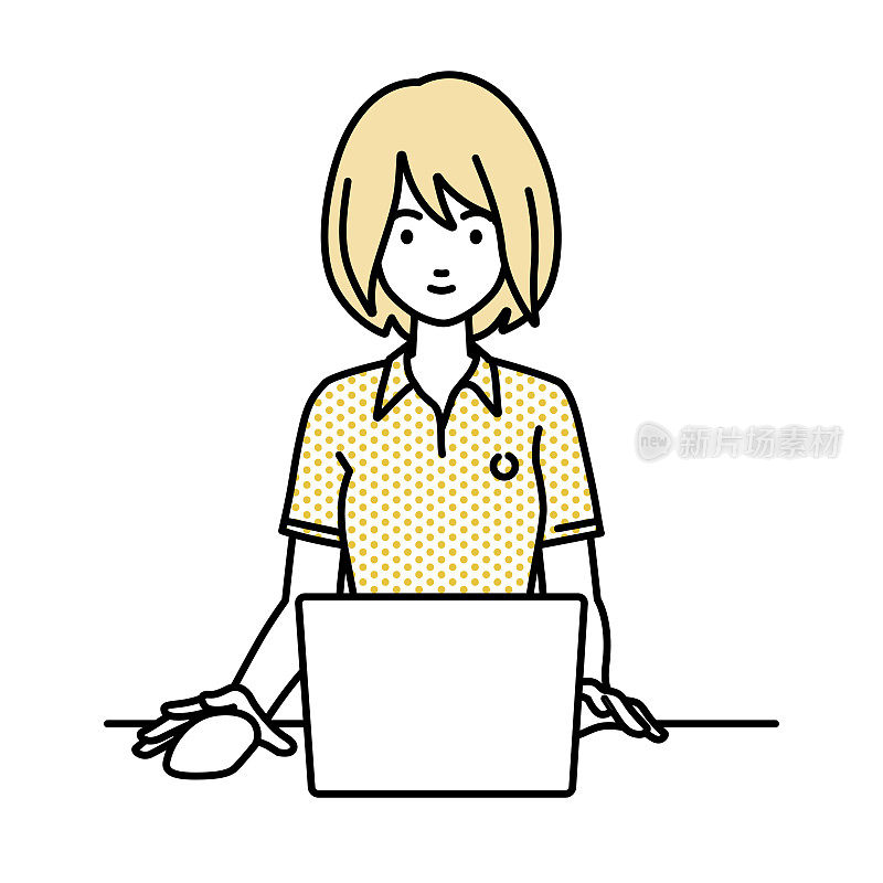 一个穿着马球衫的女人在她的办公桌上使用笔记本电脑