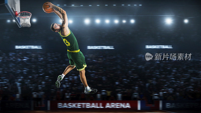 一名篮球运动员在体育场全景中跳跃