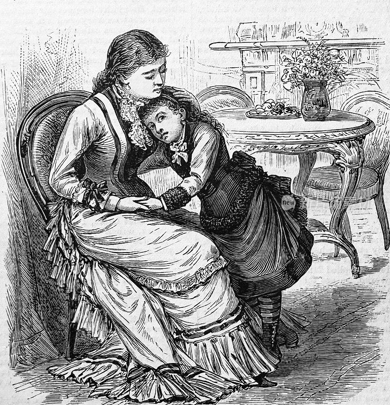母亲和女儿坐在椅子旁，母亲拿着一封信