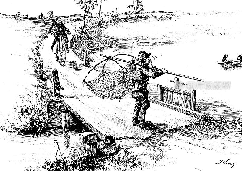 一个老自行车手滚到一座小桥上，一个渔夫肩上扛着一张网站在那里