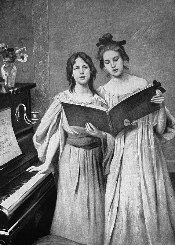 两个女孩站在钢琴前唱着歌，手里拿着歌本