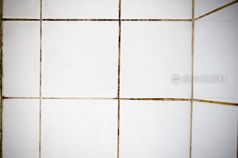 清洁与肮脏的水泥浴室瓷砖