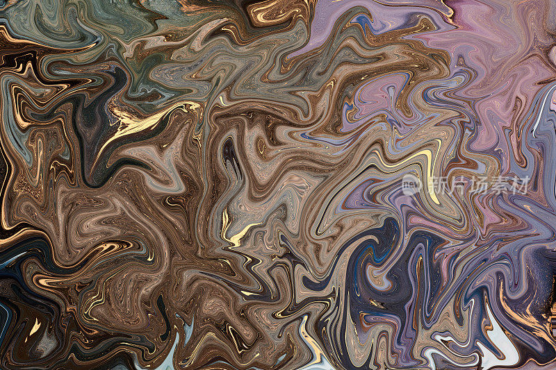半透明色调的水流、蜿蜒的金属漩涡和泡沫色的喷溅形成了这些自由流动的纹理景观。自然奢华抽象流动艺术的酒精水墨技法绘画