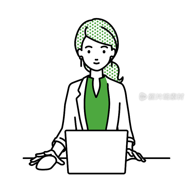 穿着工作夹克的女人在办公桌前使用笔记本电脑