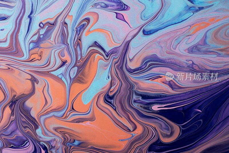 美丽的液体质地的指甲油。粉色和紫色。彩色背景与复制空间。流体艺术，倾注绘画技巧。和数字装饰一样好。