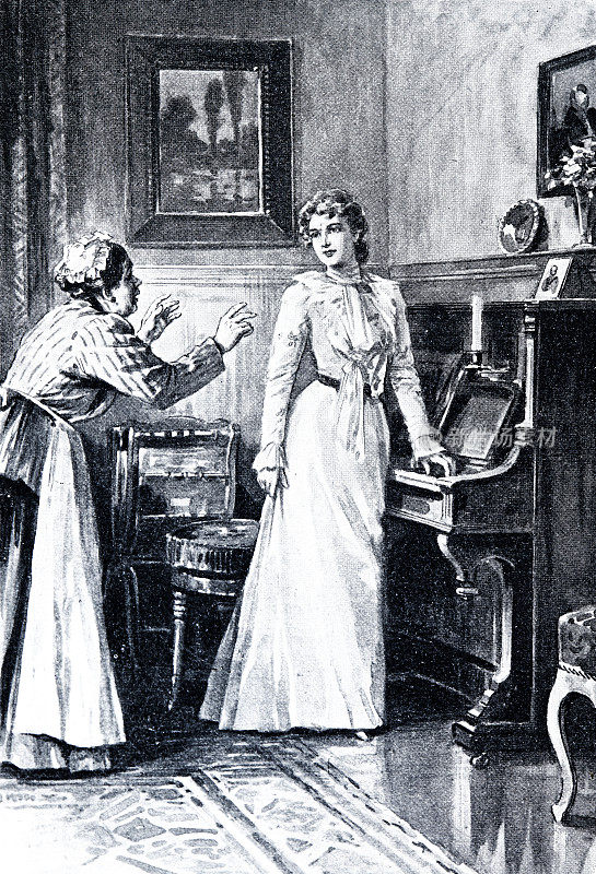 女钢琴手站在钢琴旁，和一个女保洁员说话