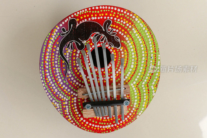 以壁虎蜥蜴为主题的传统乐器卡林巴。由椰子壳制成的卡里姆巴的特写。细节拇指钢琴，卡林巴，安比拉与银尖