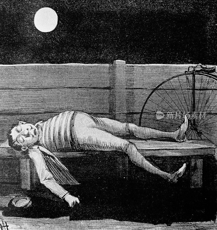 骑自行车的人睡在长椅上，看着满月
