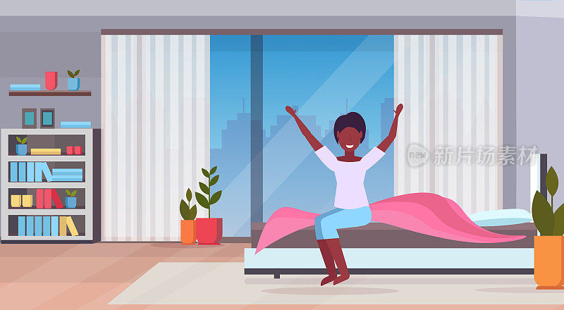 女人伸展双臂早上醒来非洲裔美国女孩坐在床上起床后满意概念现代公寓卧室平水平