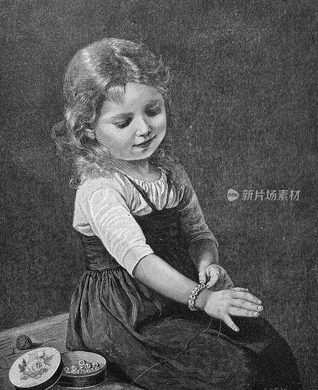 金发长发的女孩坐在长凳上，高兴地看着她右臂上新戴的珍珠手镯，那是她自己穿的