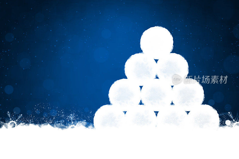 雪球堆或金字塔形状在白色的雾或烟或雪的褶边和空灵闪亮的雪花点在圣诞主题充满活力的深蓝午夜水平闪光节日圣诞或新年假期背景