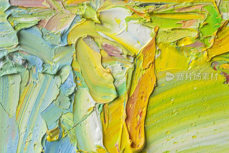 抽象画以绿、黄、蓝为艺术背景。