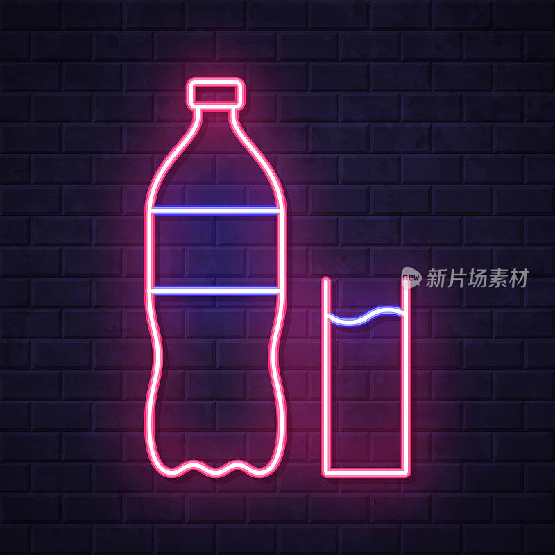 一瓶和一杯苏打水。在砖墙背景上发光的霓虹灯图标