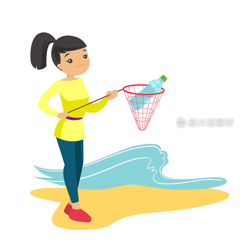 一个女人从海水中捡起一个塑料瓶