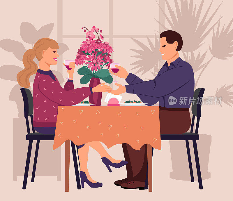 一个男人和一个女人正在餐馆里吃饭。男孩和女孩在餐桌上喝酒。男人握着女人的手。桌上有一束花。