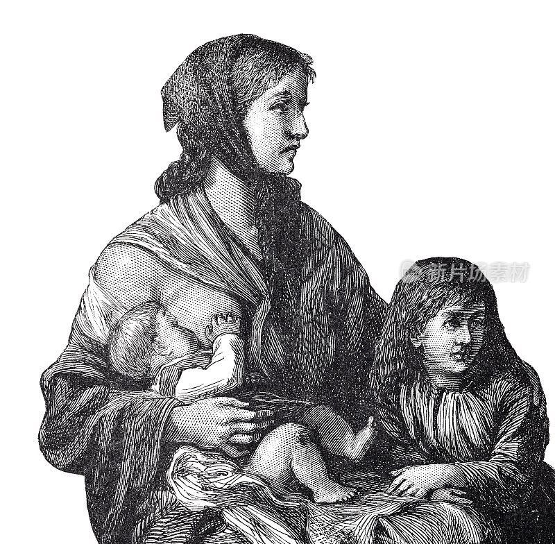 年轻的母亲戴着头巾抱着婴儿，女儿站在她的右边，白色背景
