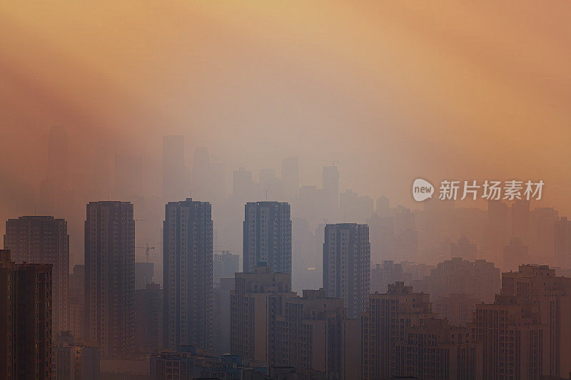 模糊的中国城市景观在日落的阴霾。中国城市重庆。