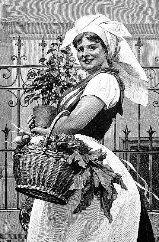 女仆提着满满的篮子从市场回来，站在篱笆旁
