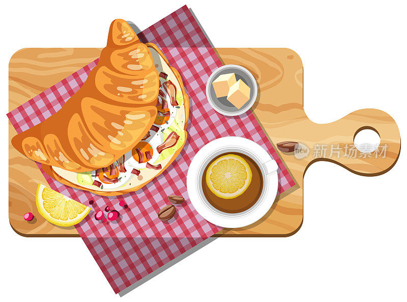早餐牛角面包三明治和一杯柠檬茶放在一个单独的木盘子里