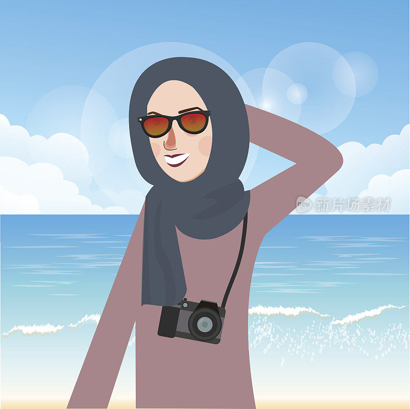 女人戴着头巾和眼镜在海滩休闲而带来