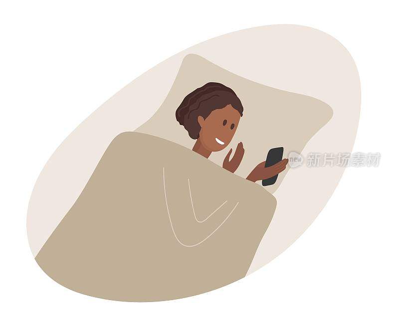 一名年轻女子躺在床上，盖着毯子，看着手机。女士睡觉前。痴迷于电子产品，社交网络，即时通讯工具，扁平的矢量插图在舰队风格。