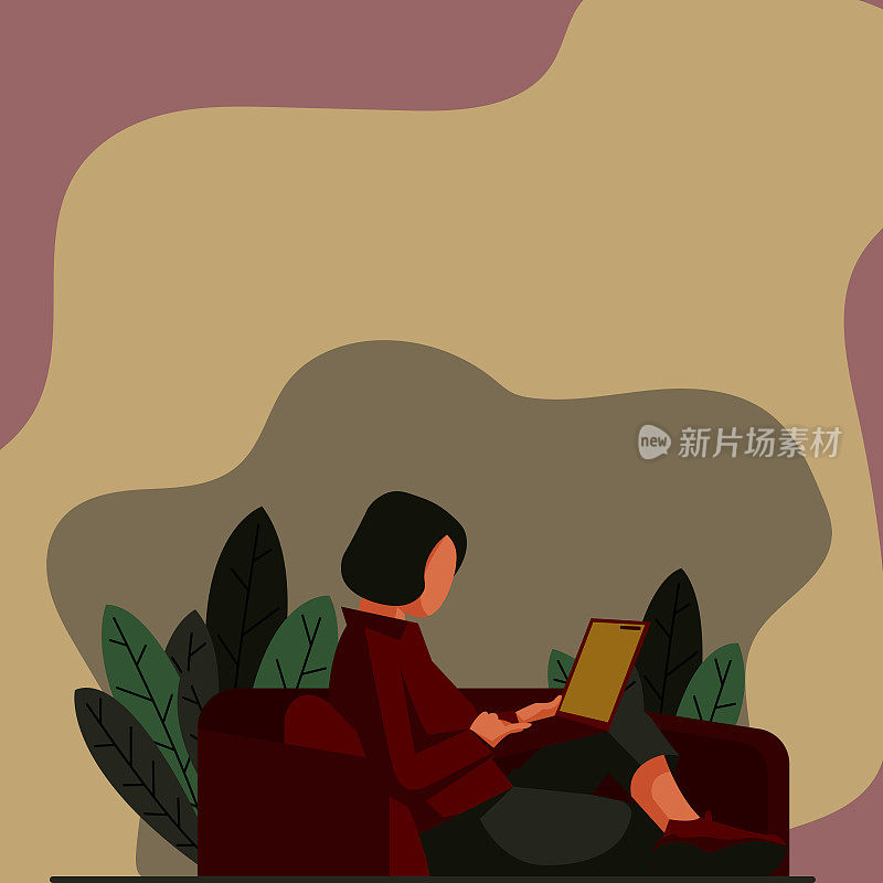 坐在沙发上用笔记本电脑画画的女士。女人放松地躺在一个大泡沫枕头上，同时浏览便携式电脑。